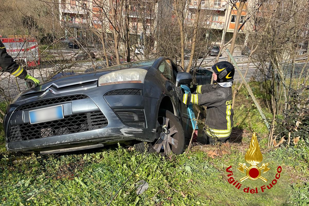 Avellino| Auto nella scarpata a Picarelli, 37enne ferita ricoverata al Moscati