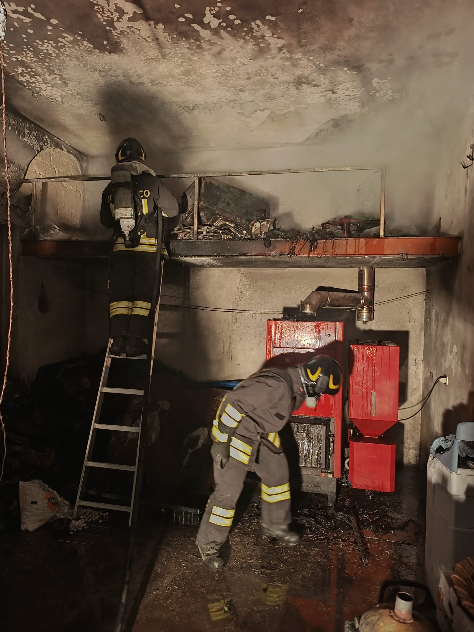 A fuoco garage a Torrecuso. Intervento dei Vigili del fuoco