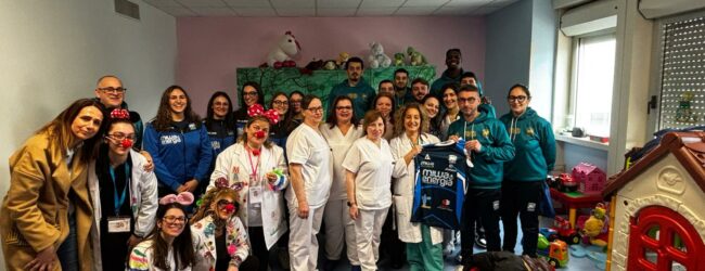 Un sorriso per la vita insieme alla cestistica di Benevento al San Pio con regali e abbracci nel reparto Pediatria del San Pio