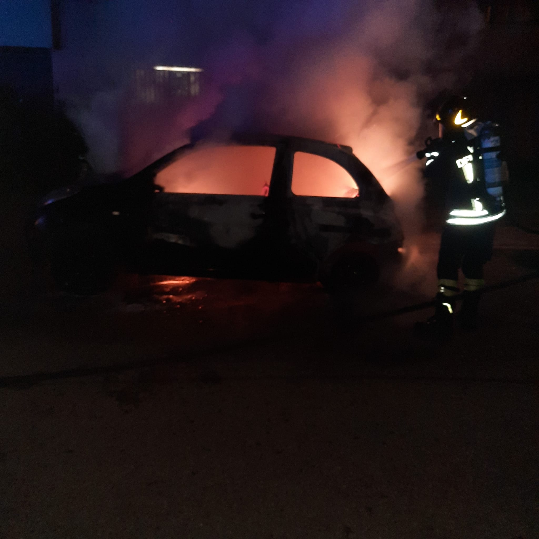 Fiamme in un’auto in Via Guido D’Orso a Benevento: Nissan Micra a fuoco, cause in corso di accertamento