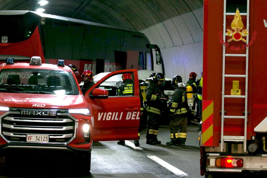 Sicurezza stradale: esercitazione interforze nella galleria di Scampitella sulla A16