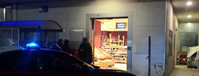 Montoro| Rapina al Carrefour di via Risorgimento, banditi a volto coperto hanno preso l’incasso e le borse dei presenti