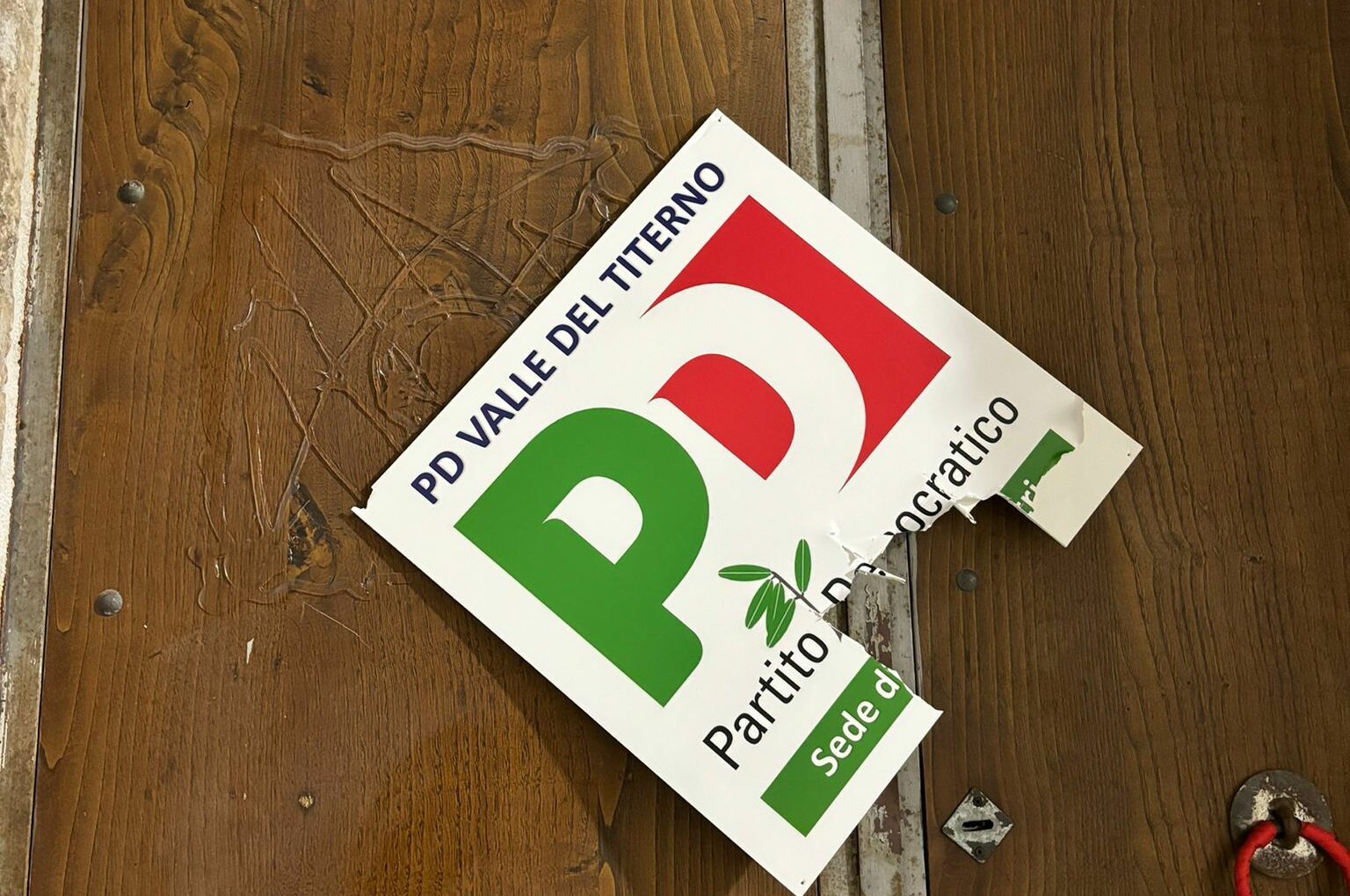 Atti vandalici alla nuova sede del Pd di Cusano Mutri: non ci lasciamo intimidire