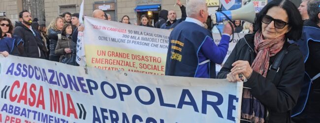 Napoli, protesta in piazza Municipio per dire basta agli abbattimenti delle case di necessità