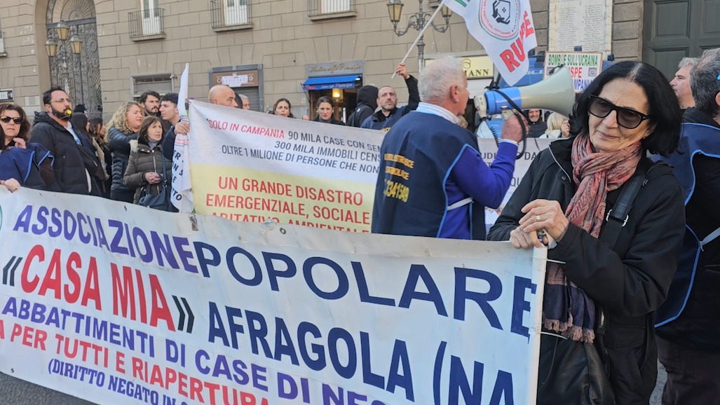 Napoli, protesta in piazza Municipio per dire basta agli abbattimenti delle case di necessità