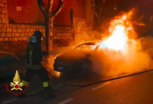 In fiamme autovettura ad Avellino nella notte, intervento dei vigili del fuoco