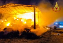 Incendio a Bisaccia: Vigili del Fuoco sul psoto per spegnere deposito agricolo in fiamme