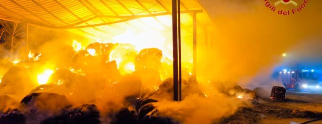 Incendio a Bisaccia: Vigili del Fuoco sul psoto per spegnere deposito agricolo in fiamme