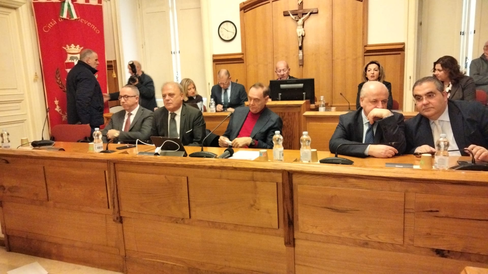 Hanon, il giorno delle bandiere rosse e dell’unità