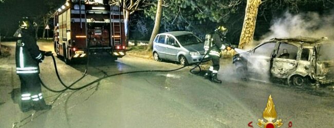 Auto in fiamme a Moschiano: intervento dei Vigili del Fuoco di Avellino