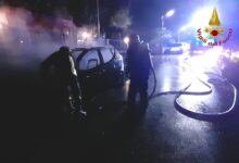 Grottaminarda, auto in fiamme. Vigili del fuoco spengono il rogo