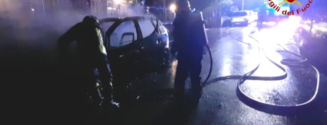 Grottaminarda, auto in fiamme. Vigili del fuoco spengono il rogo