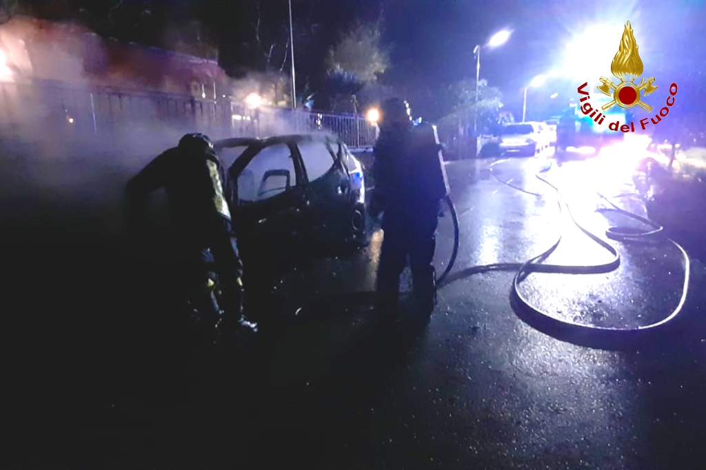 Grottaminarda, auto in fiamme. Vigili del fuoco spengono il rogo