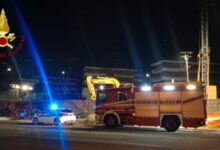 In fiamme escavatore ad Avellino: vigili del Fuoco spengono il rogo