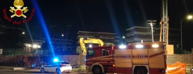 In fiamme escavatore ad Avellino: vigili del Fuoco spengono il rogo