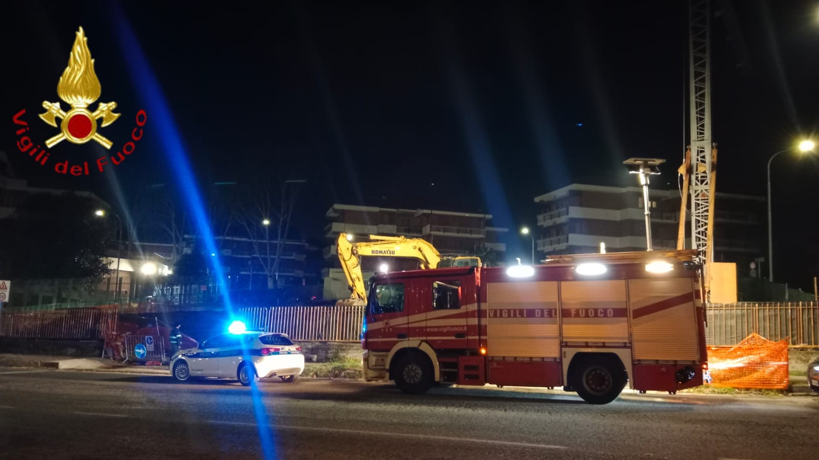 In fiamme escavatore ad Avellino: vigili del Fuoco spengono il rogo