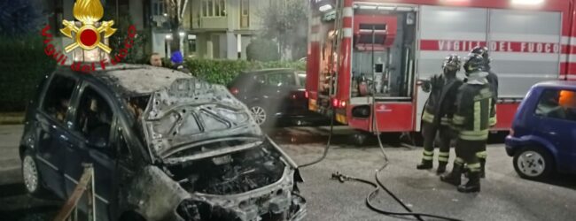 Fiamme in un’auto a Rione Mazzini: intervento dei Vigili del Fuoco di Avellino