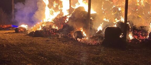 Incendio in un deposito agricolo a Morra De Sanctis: intervento dei Vigili del Fuoco