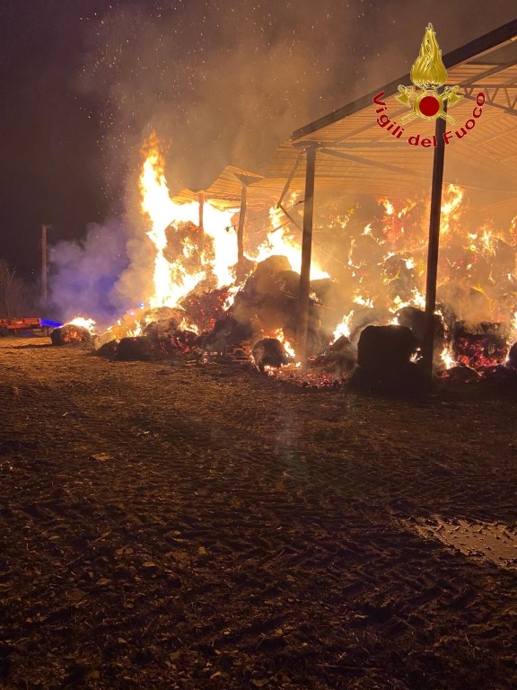 Incendio in un deposito agricolo a Morra De Sanctis: intervento dei Vigili del Fuoco