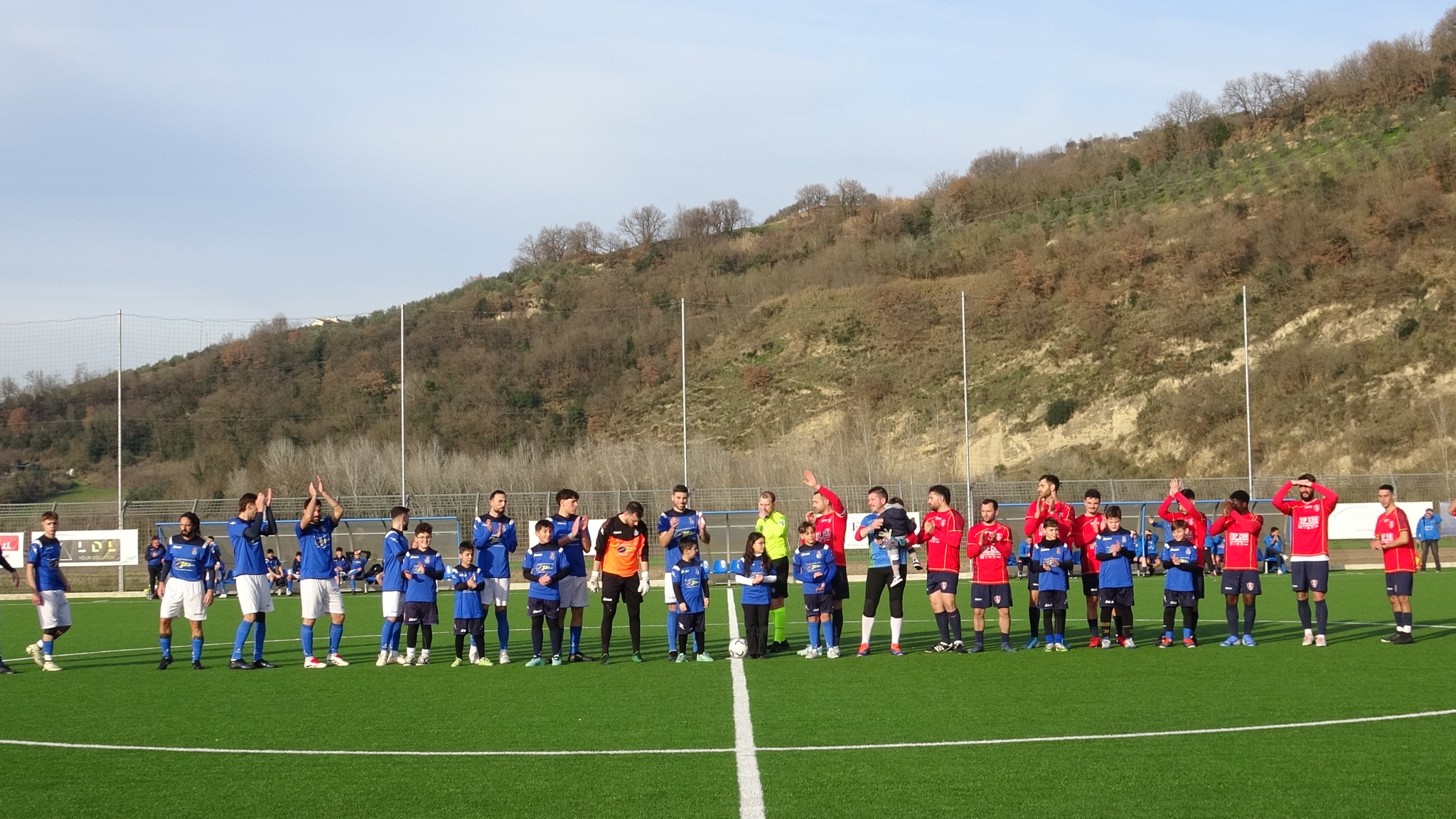 Terza categoria, il Calvi continua a volare e fa suo lo scontro al vertice: 2-0 allo ”Sporting Apollosa”. Vittoria anche per i ragazzi del calcio A5