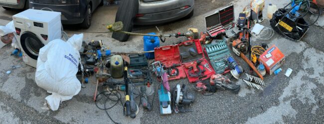 Ariano Irpino| La polizia insegue malvivente alla guida di un’auto rubata, l’uomo fugge a piedi nelle campagne ma abbandona la refurtiva: gasolio e attrezzi agricoli