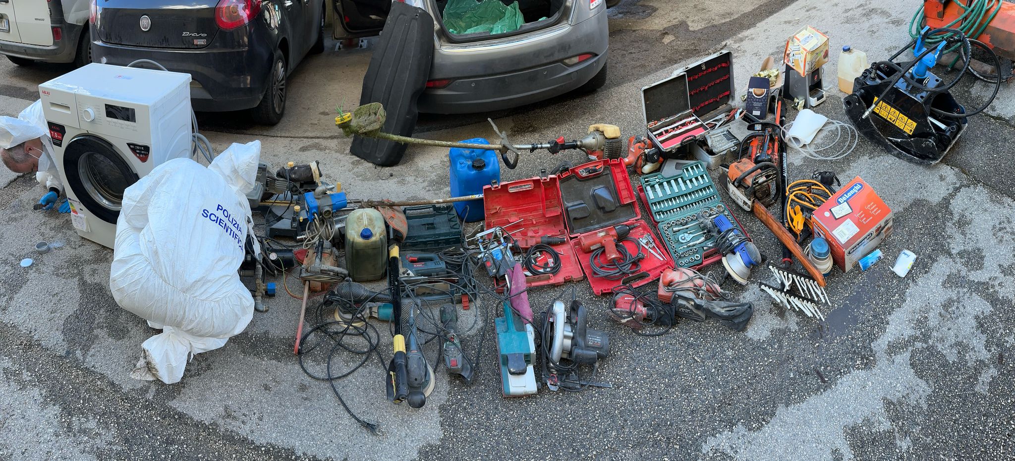 Ariano Irpino| La polizia insegue malvivente alla guida di un’auto rubata, l’uomo fugge a piedi nelle campagne ma abbandona la refurtiva: gasolio e attrezzi agricoli