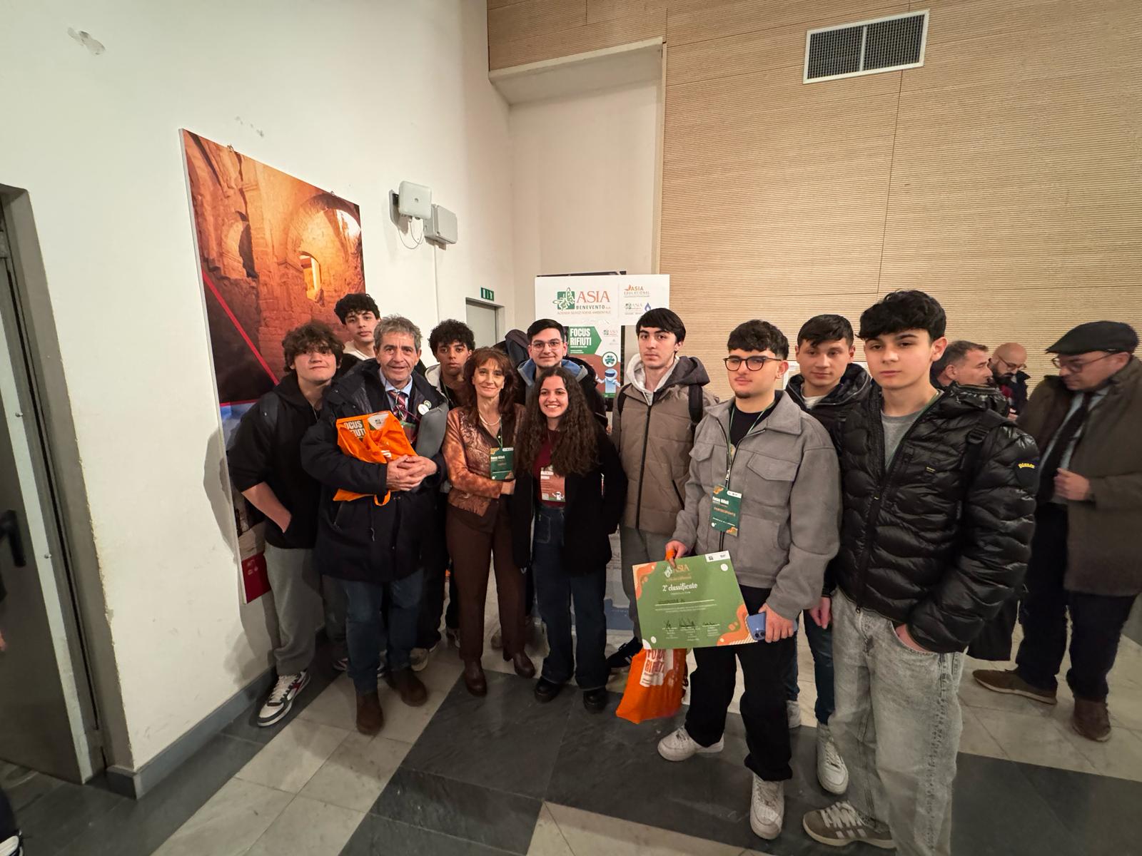 Successo per l’Hackathon ‘Intelligenza Artificiale per l’Economia Circolare’ per gli studenti del Galilei-Vetrone