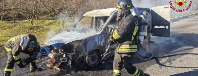 Monteforte Irpino, furgone in fiamme sulla Taurano-Monteforte: intervento dei Vigili del Fuoco