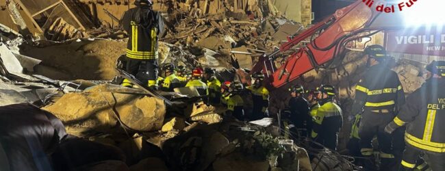 Anche i Vigili del Fuoco di Avellino sul crollo della palazzina a Bari: la donna dispersa è stata trovata ed estratta viva