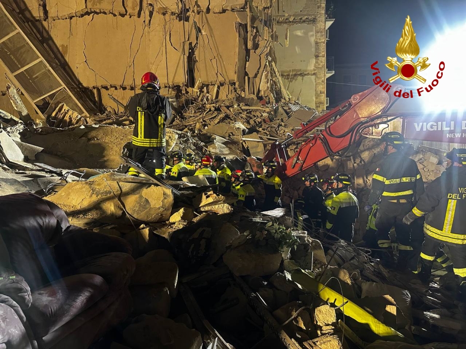 Anche i Vigili del Fuoco di Avellino sul crollo della palazzina a Bari: la donna dispersa è stata trovata ed estratta viva