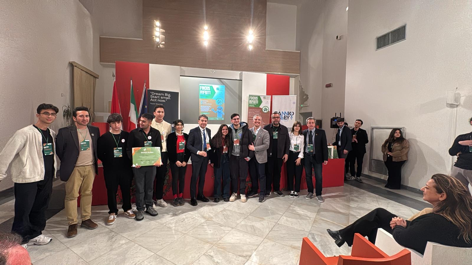 Il team turco vince l’edizione Hackathon del focus rifiuti
