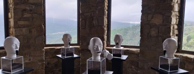 Ferdinando Creta cura “Secretum Iter” di Laura Niola: viaggio artistico tra le mura del Castello di Rocca Cilento