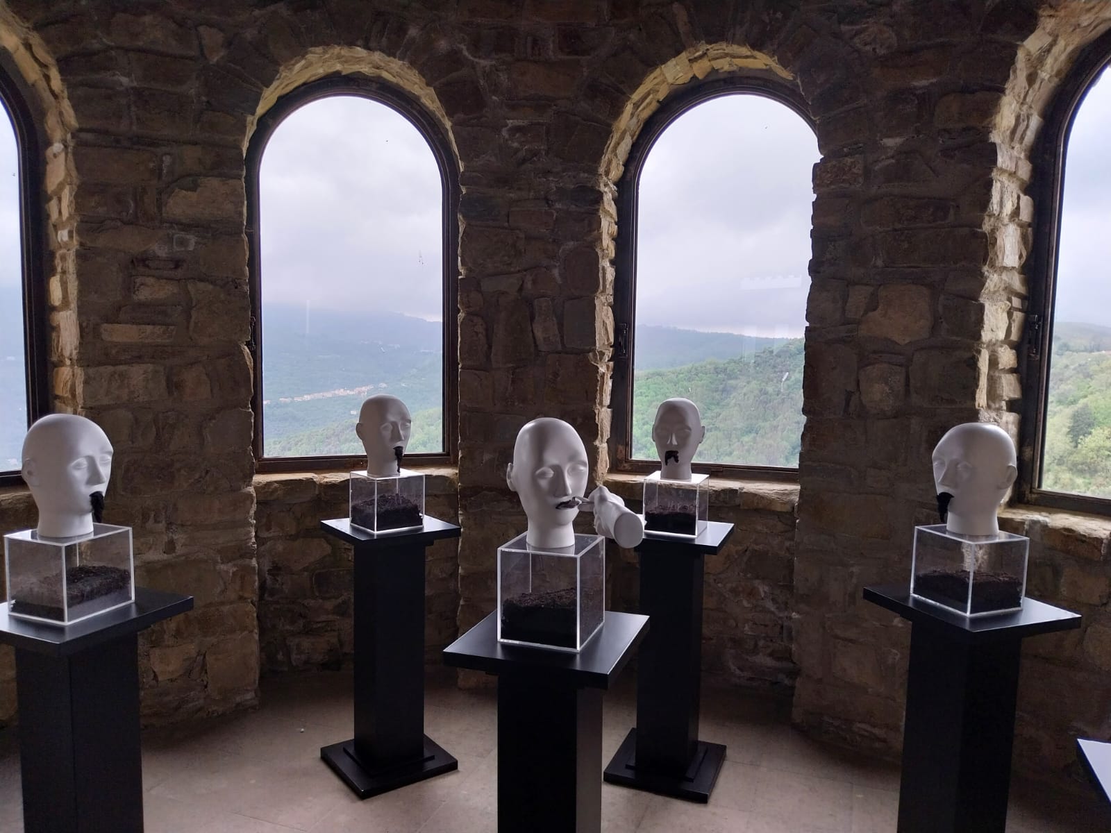 Ferdinando Creta cura “Secretum Iter” di Laura Niola: viaggio artistico tra le mura del Castello di Rocca Cilento