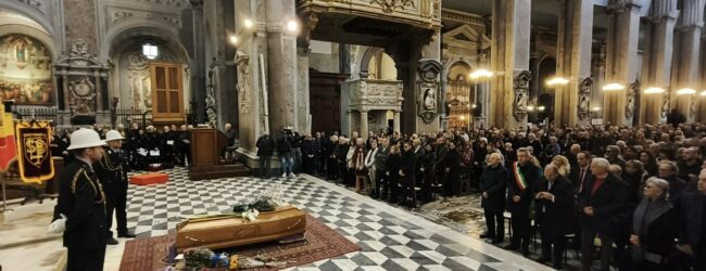 Napoli, l’ultimo saluto a Roberto De Simone: funerali nel Duomo, presenti Manfredi e De Luca