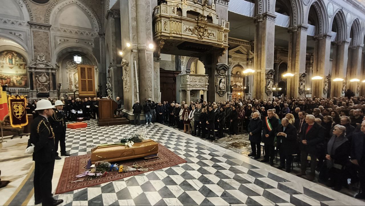 Napoli, l’ultimo saluto a Roberto De Simone: funerali nel Duomo, presenti Manfredi e De Luca