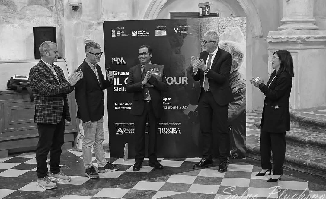 Enorme successo a Ragusa per il Grand Tour di Giuseppe Leone nell’ambito di Strategia Fotografia (MIC)
