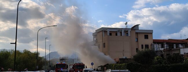 Incendio a Santa Maria degli Angeli: deposito di negozio di ortopedia in fiamme
