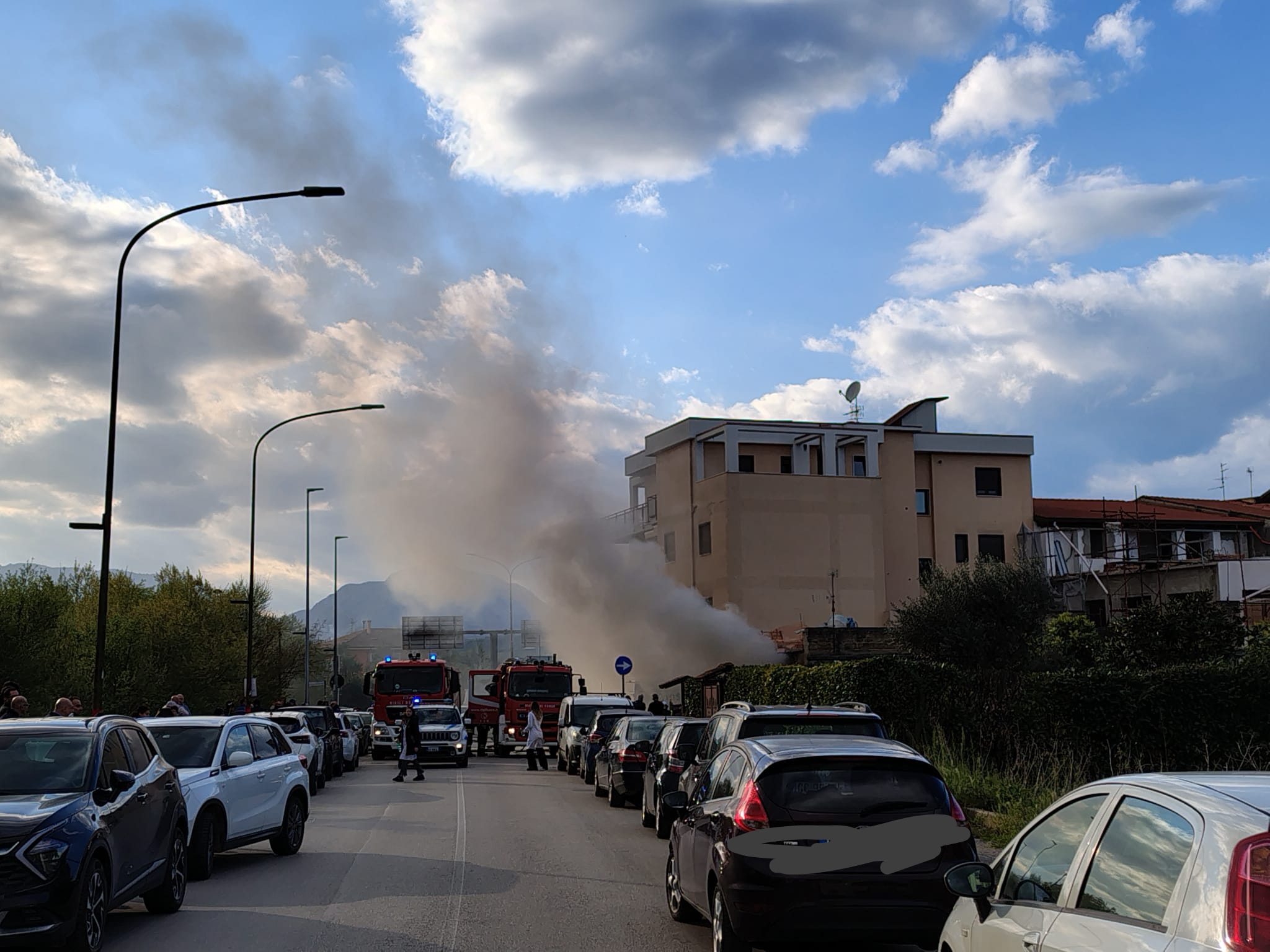 Incendio a Santa Maria degli Angeli: deposito di negozio di ortopedia in fiamme