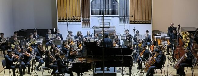 Sold out per il grande concerto del Conservatorio Cimarosa diretto dal maestro Carlo Goldstein
