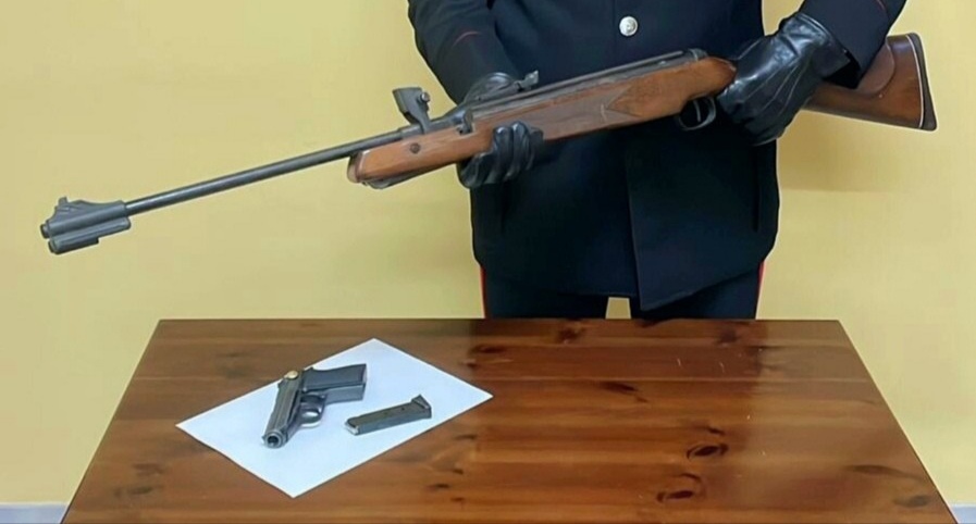 Estorsione e detenzione abusiva di armi: denunciato un uomo della Val Fortore