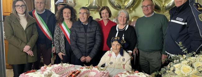Grottaminarda| Nonna Vincenzina compie 100 anni, la targa ricordo dell’amministrazione comunale