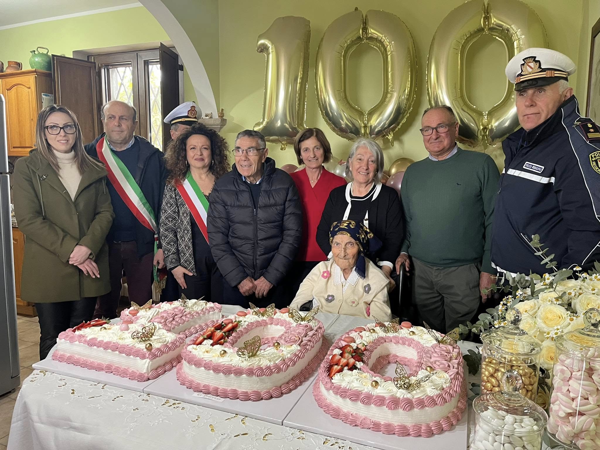 Grottaminarda| Nonna Vincenzina compie 100 anni, la targa ricordo dell’amministrazione comunale