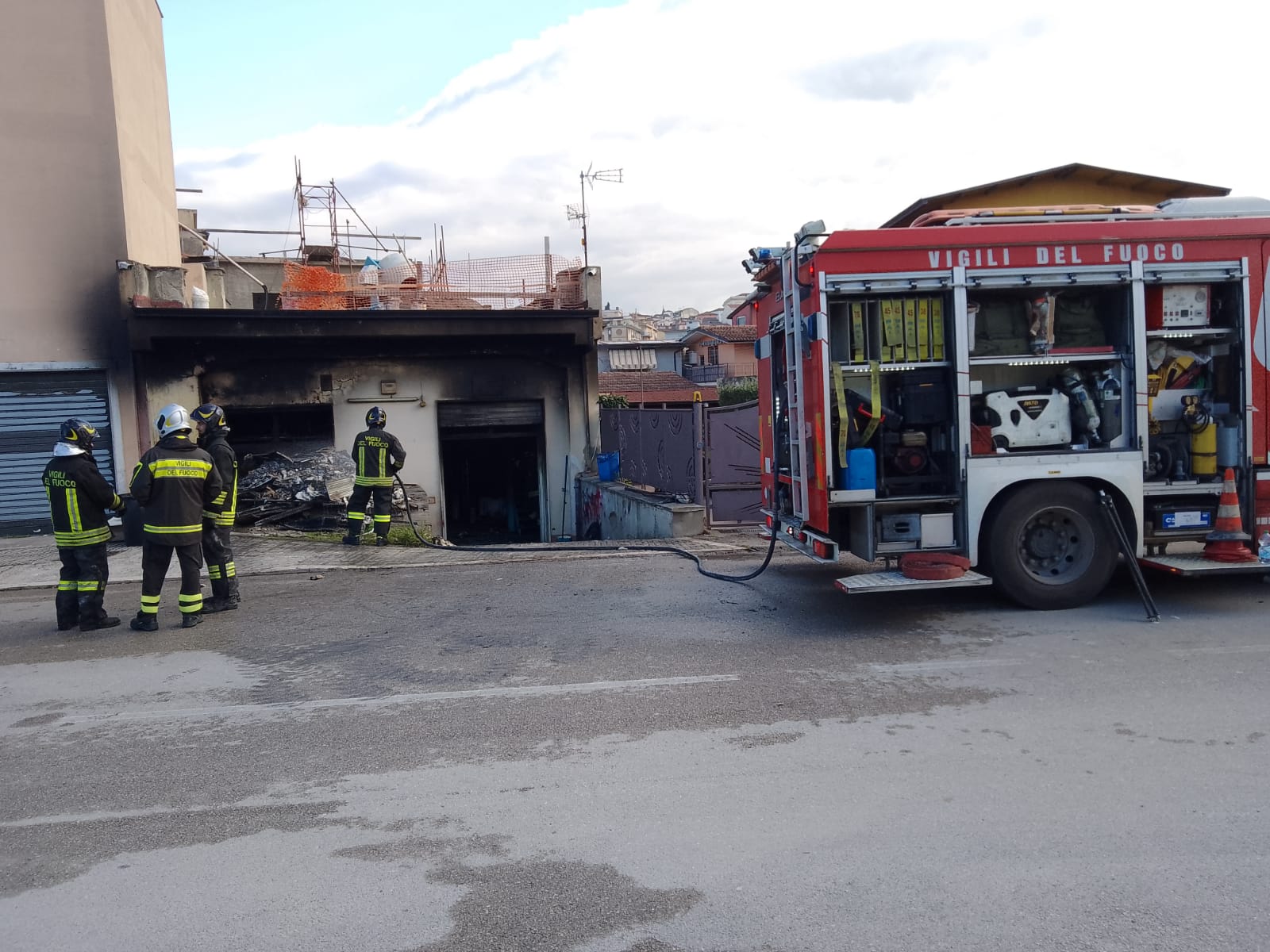 Domato l’incendio presso il deposito di Lungosabato Bacchelli, i ringraziamenti del sindaco Mastella