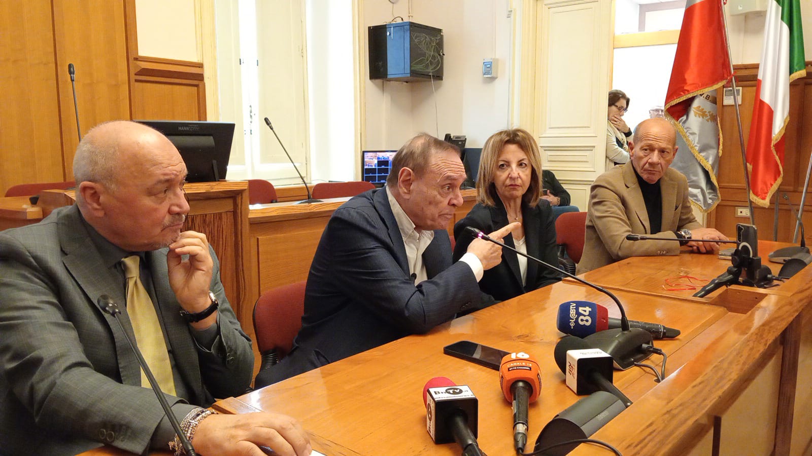 Vicenda cani, Mastella scatenato: querelo chiunque si fa giustizia da sè