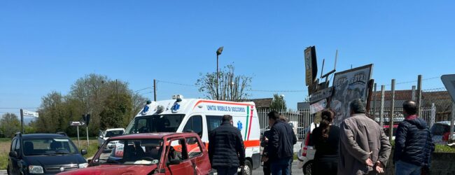 Scontro tra due auto a Piano Cappelle, Panda finisce in una cunetta