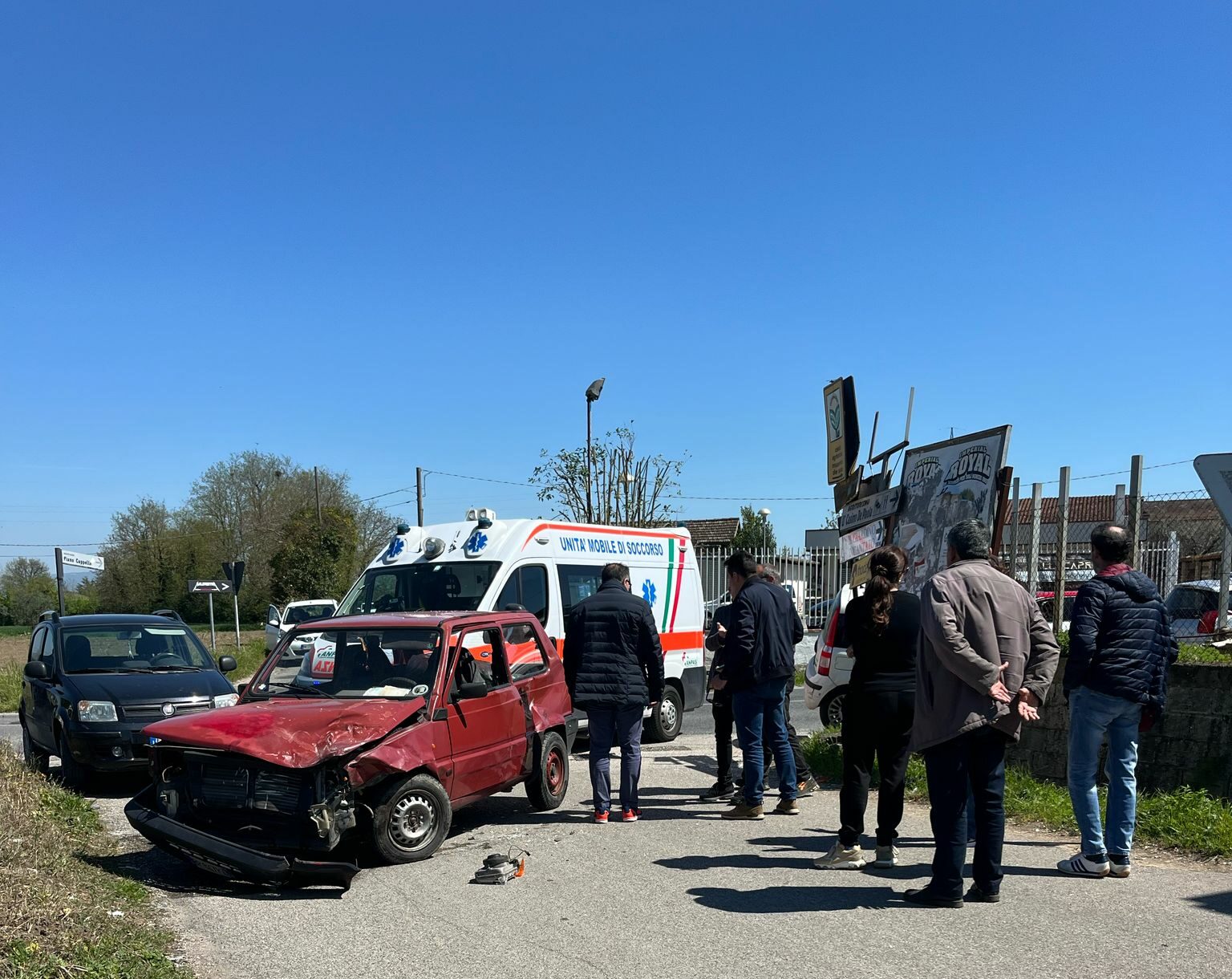Scontro tra due auto a Piano Cappelle, Panda finisce in una cunetta
