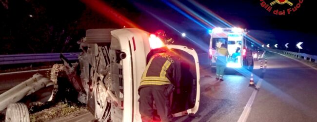 Incidente nella notte sul Raccordo Avellino–Salerno: auto si ribalta, ferito un giovane