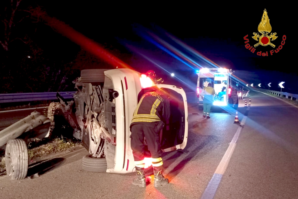 Incidente nella notte sul Raccordo Avellino–Salerno: auto si ribalta, ferito un giovane