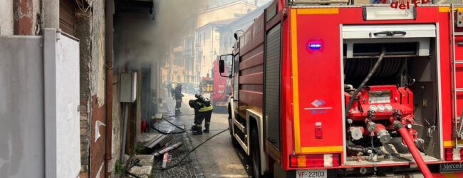 Incendio a Chiusano di San Domenico: fiamme in un’abitazione disabitata, evacuata una scuola