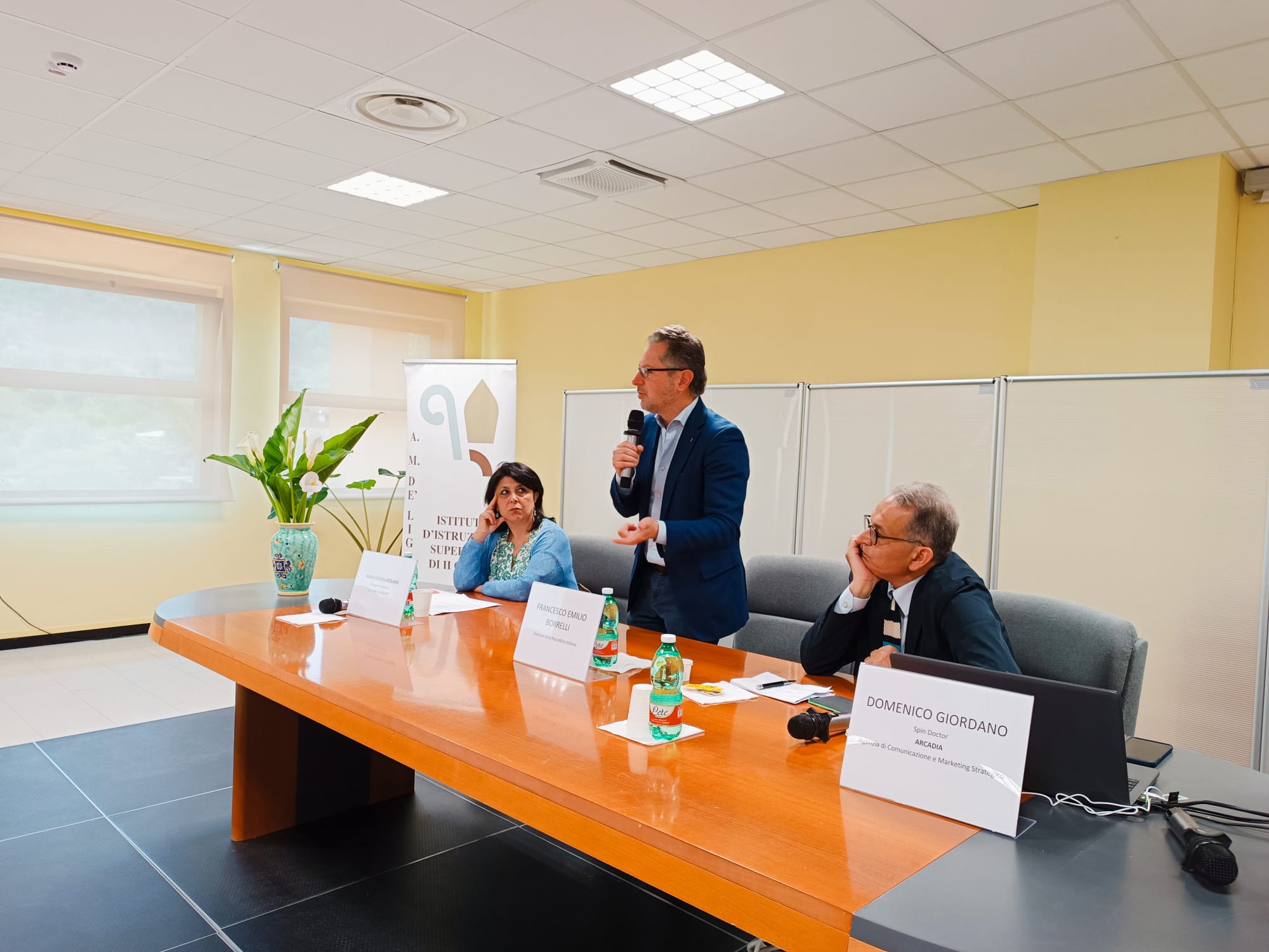 Il lato buono dei social: Francesco Emilio Borrelli al De’ Liguori